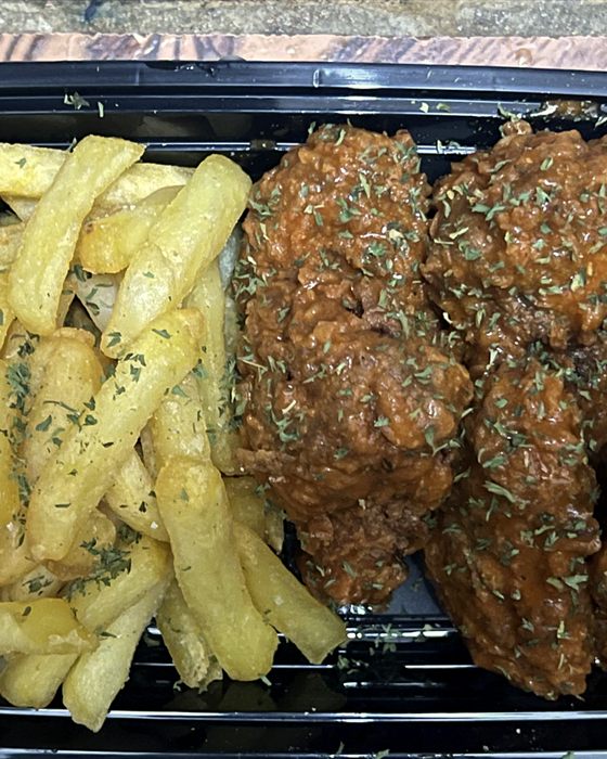 Buffalo wings and golden fries